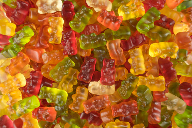 bunte gummibärchen / gummy bear süßigkeiten - sweet food sugar vibrant color multi colored stock-fotos und bilder