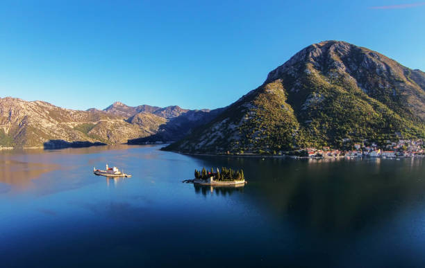 unsere liebe frau von den felsen-kirche und der insel saint george in der bucht von kotor, montenegro - gospa od škrpjela stock-fotos und bilder