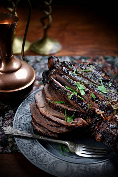 iii の子羊の脚をローストします。 - lamb shank roast lamb leg of lamb ストックフォトと画像