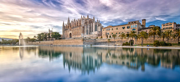 istock Sunset at the Cathedral La Seu in Palma de Mallorca 942595732