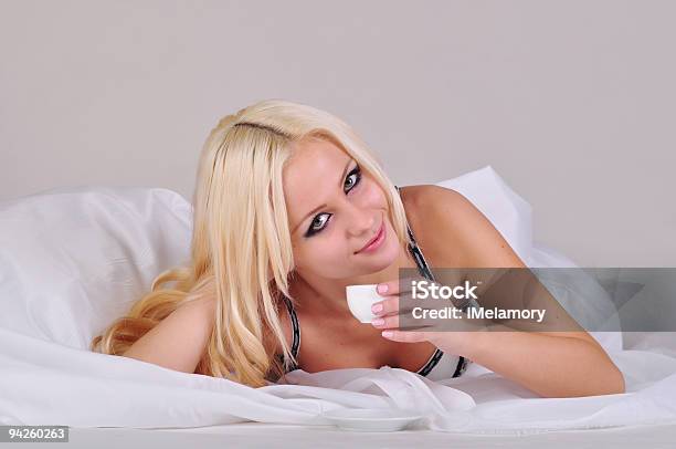 Kaffee Im Bett Stockfoto und mehr Bilder von Attraktive Frau - Attraktive Frau, Aufwachen, Bett