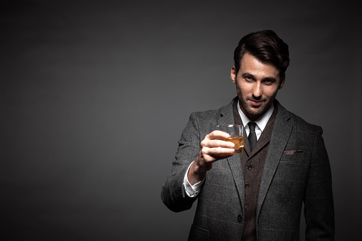 Retrato de hombre guapo beber whisky photo