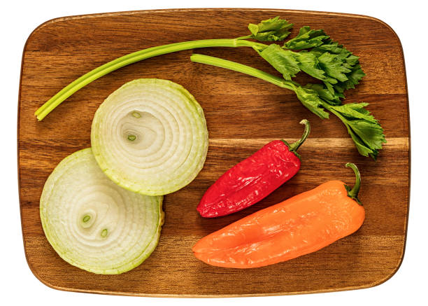 vegetables on a wooden cutting board - green studio imagens e fotografias de stock