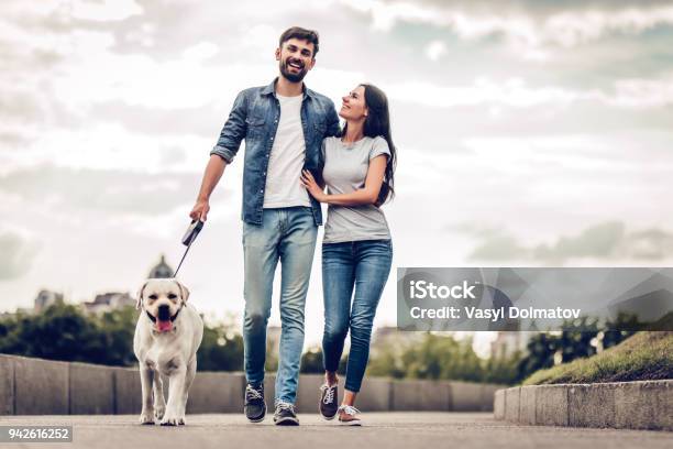 Photo libre de droit de Couple Sur Une Promenade Avec Le Chien banque d'images et plus d'images libres de droit de Marcher - Marcher, Tous types de couple, Chien