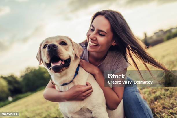 Giovane Donna Con Cane - Fotografie stock e altre immagini di Cane - Cane, Solo una donna, Persone