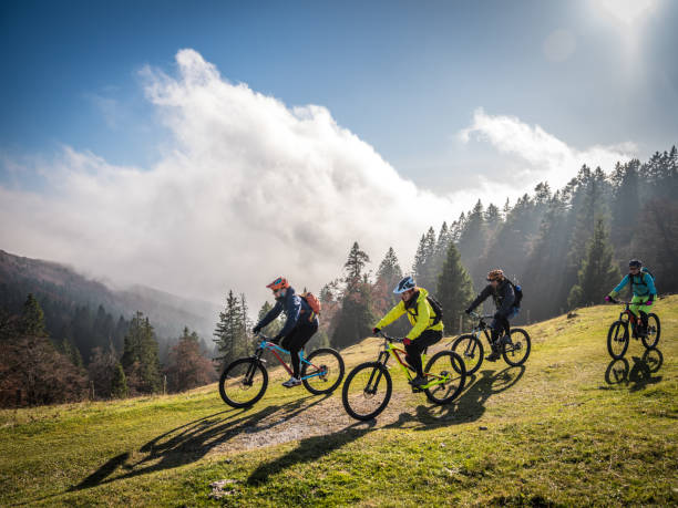 biker fahren mountain-bikes - mountain biking stock-fotos und bilder