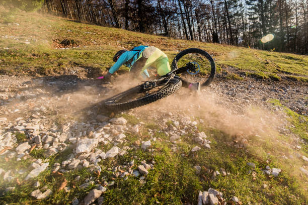 woman crashing with mountain bike - missing in action imagens e fotografias de stock