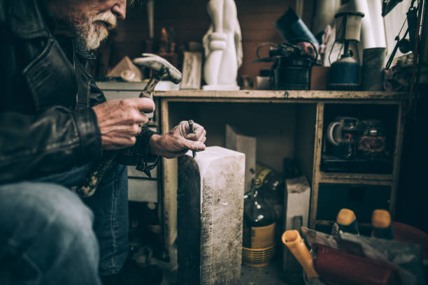 istock Senior Stone cutter artist 942626664