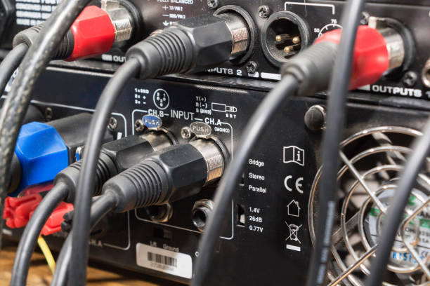 jack audio e fili collegati al mixer audio, apparecchiature dj musicali a concerto, festival, bar. - stereo audio equipment sound electric mixer foto e immagini stock