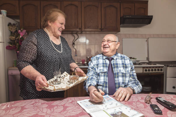 sechzig jahre zusammen. senior paar teilen kandierte früchten - overweight smiling senior women 70s stock-fotos und bilder