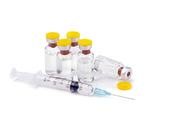 istock Medical vials for injection with a syringe isolated on white background 942632402