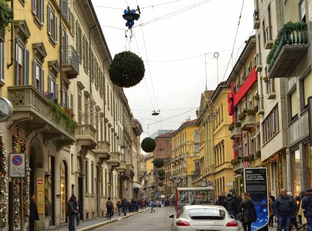 milan's fashion district - dolce & gabbana imagens e fotografias de stock