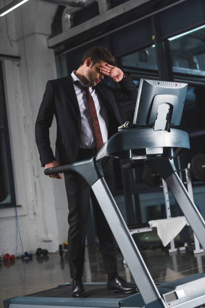 zmęczony biznesmen szkolenia na bieżni w centrum sportowym - businessman exercising training muscular build zdjęcia i obrazy z banku zdjęć