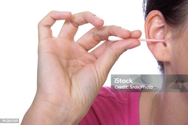 Frau Reinigung Qtips Ohr Mit Isoliert Auf Weißem Hintergrund Stockfoto und mehr Bilder von Attraktive Frau