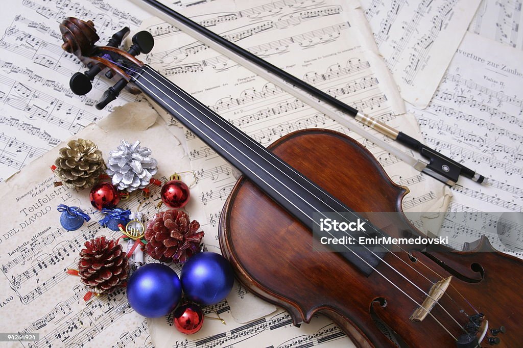 Adorno de navidad con un violín - Foto de stock de Navidad libre de derechos