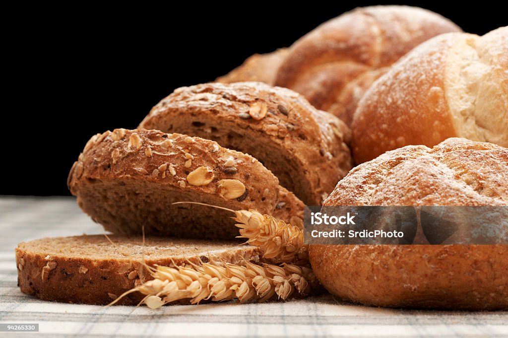 Arreglo de Pan de trigo, croissant y johnnycake - Foto de stock de A cuadros libre de derechos