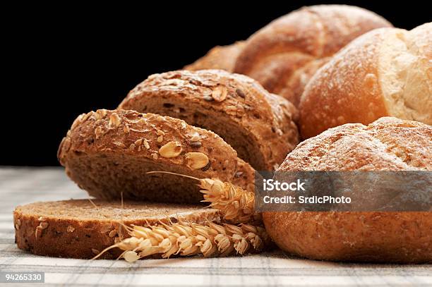Arreglo De Pan De Trigo Croissant Y Johnnycake Foto de stock y más banco de imágenes de A cuadros - A cuadros, Agricultura, Alimento