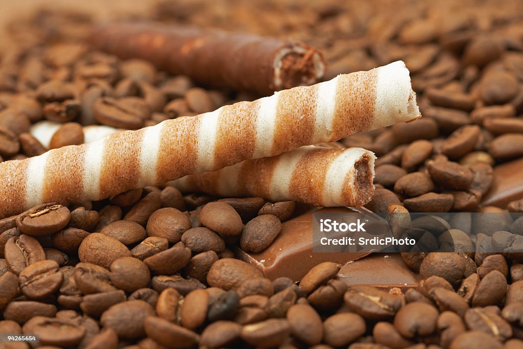 스트라이프드 wafer 롤, 초콜릿 및 커피 원두 - 로열티 프리 속을 채운 스톡 사진
