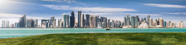 panorama auf die skyline von doha an einem sonnigen tag - museum of islamic art doha stock-fotos und bilder