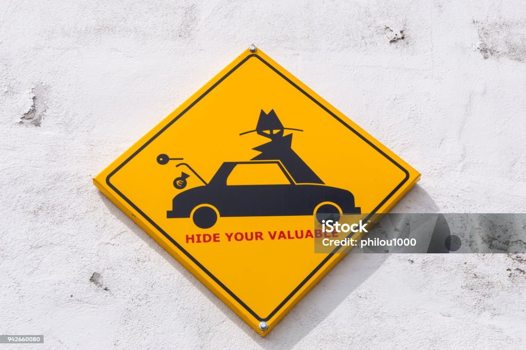 Gelbes Schild Gefragt Um Seine Wertvollen Sachen Im Auto Zu Verstecken Um  Diebstahl Zu Vermeiden Stockfoto und mehr Bilder von Auto - iStock