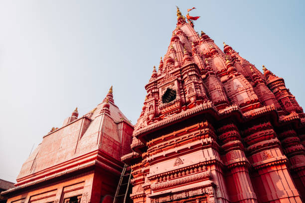 edificio histórico de shri durga templo en varanasi, india - varanasi fotografías e imágenes de stock