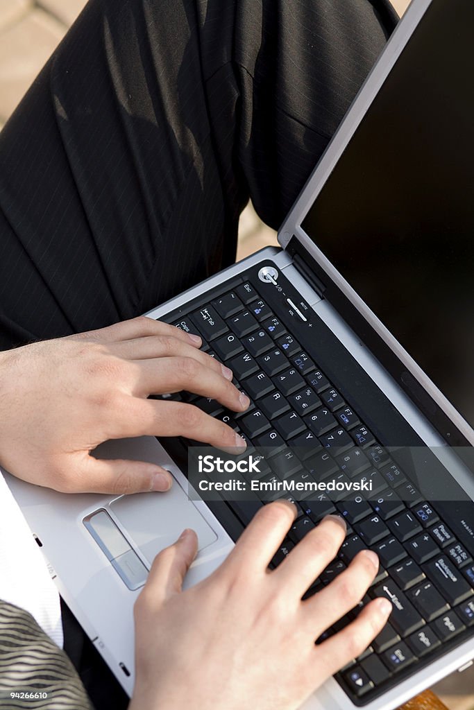 Hombre de negocios trabajando en portátil al aire libre - Foto de stock de Brazo humano libre de derechos