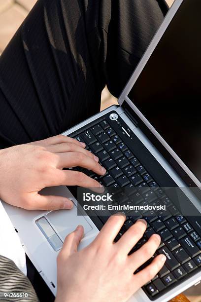 Hombre De Negocios Trabajando En Portátil Al Aire Libre Foto de stock y más banco de imágenes de Brazo humano