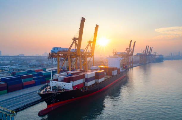Aerial view of business port with shore crane loading container in container ship in import/export and business logistics with crane and shipping cargo.International transportation and business concept. vista aérea del puerto de negocios con grúa de tierra carga de contenedores en el barco de contenedores en logística de importación y exportación y negocios con la grúa y transporte marítimo. transporte internacional y el concepto de negocio.