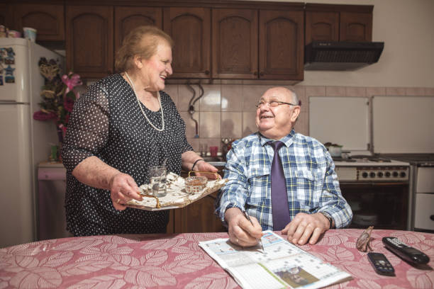 sechzig jahre zusammen. senior paar teilen kandierte früchten - overweight smiling senior women 70s stock-fotos und bilder