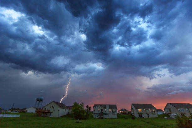 fulmine che colpisce su un quartiere - lightning house storm rain foto e immagini stock