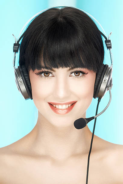 femme opérateur - hotel reception customer service representative headset receptionist photos et images de collection
