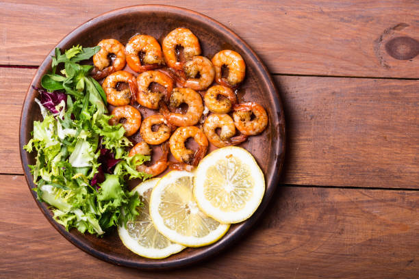 insalata con lattuga, limone e gamberi - lattuce foto e immagini stock