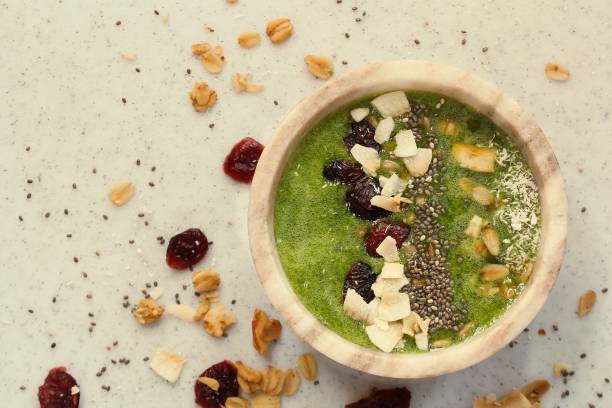 istock Green smoothie bowl / Healthy breakfast concept 942682350