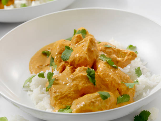 butter chicken mit reis und naan - canada rice stock-fotos und bilder