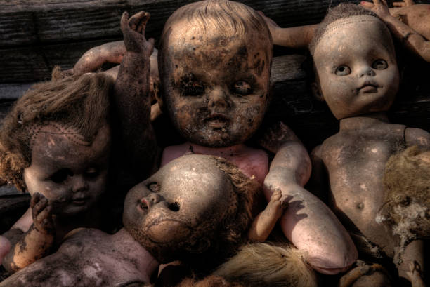 不気味な古い赤ちゃん人形 - doll evil child baby ストックフォトと画像