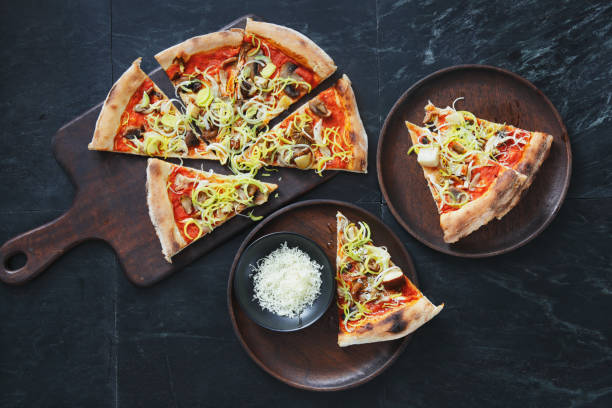 pizza con diversi tipi di funghi e porri - stone leek foto e immagini stock