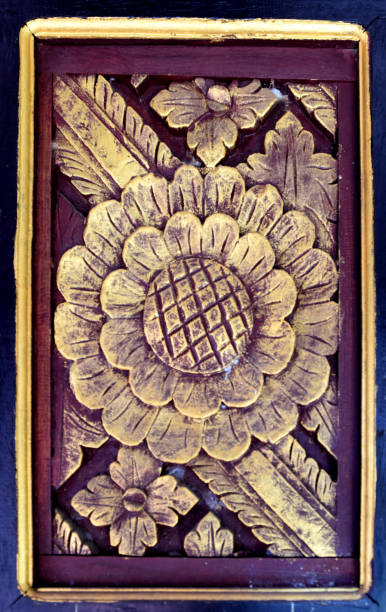 типичная резьба по дереву мадура, индонезия - door front door carving symbol стоковые фото и изображения
