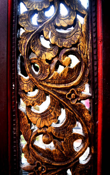 типичная резьба по дереву мадура, индонезия - door front door carving symbol стоковые фото и изображения