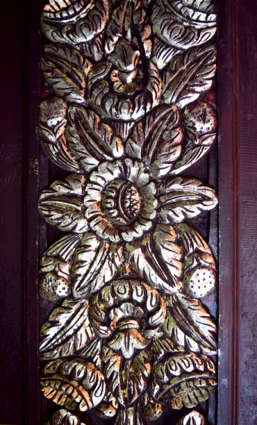 типичная резьба по дереву мадура, индонезия - door front door carving symbol стоковые фото и изображения