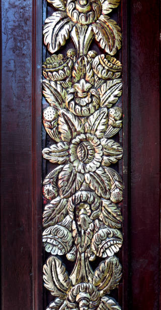 типичная резьба по дереву мадура, индонезия - door front door carving symbol стоковые фото и изображения