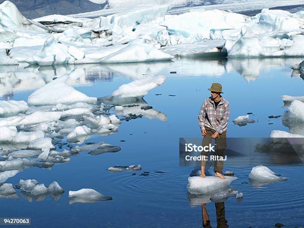 Homem De Pé Descalço No Gelo - Fotografias de stock e mais imagens de Homens - Homens, Massa de Gelo Flutuante, Adulto