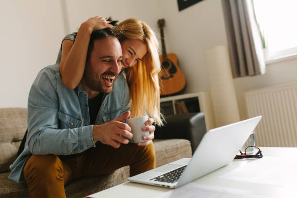 Casal feliz, relaxado em casa - foto de acervo