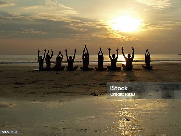 Foto de Aula De Ioga Ao Pôr Do Sol Do Oceano e mais fotos de stock de Praia - Praia, Aula de Ioga, Yoga