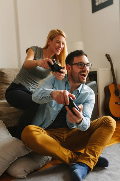 편안한 커플 재생 비디오 게임 스톡 사진