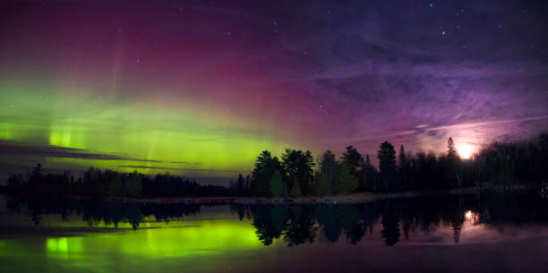 северное сияние выстрел в северной миннесоте в летнее время - lake night winter sky стоковые фото и изображения