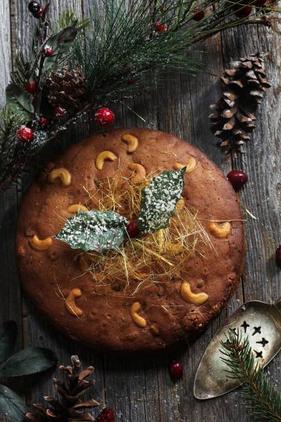 tarta casera de fruta christmmas sobre fondo de madera rústico - fruitcake christmas cake cake raisin fotografías e imágenes de stock