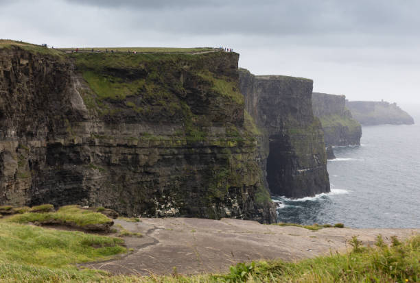 le scogliere di moher - kilkee foto e immagini stock