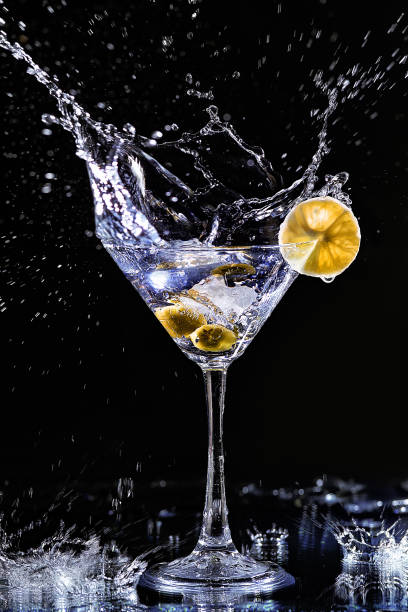모션으로 마티니 유리 얼음에서 많아요. - gin tonic water martini olive 뉴스 사진 이미지