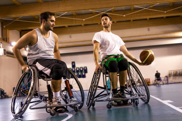 disabili sportivi in azione giocando a basket - basket su sedia a rotelle foto e immagini stock