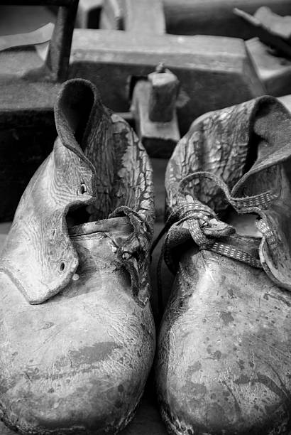 velho calçado - lace group of objects obsolete old - fotografias e filmes do acervo